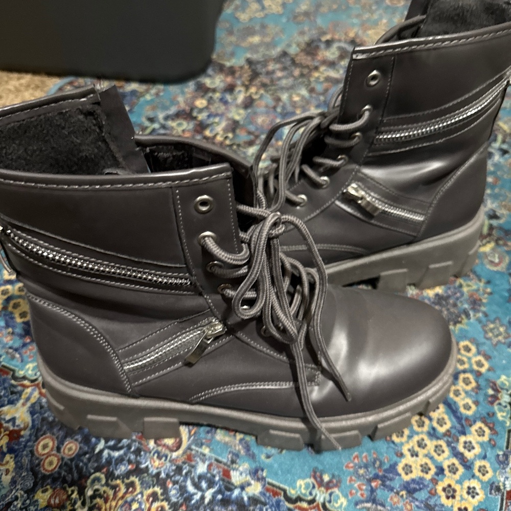 Grey boot size 10 women’s